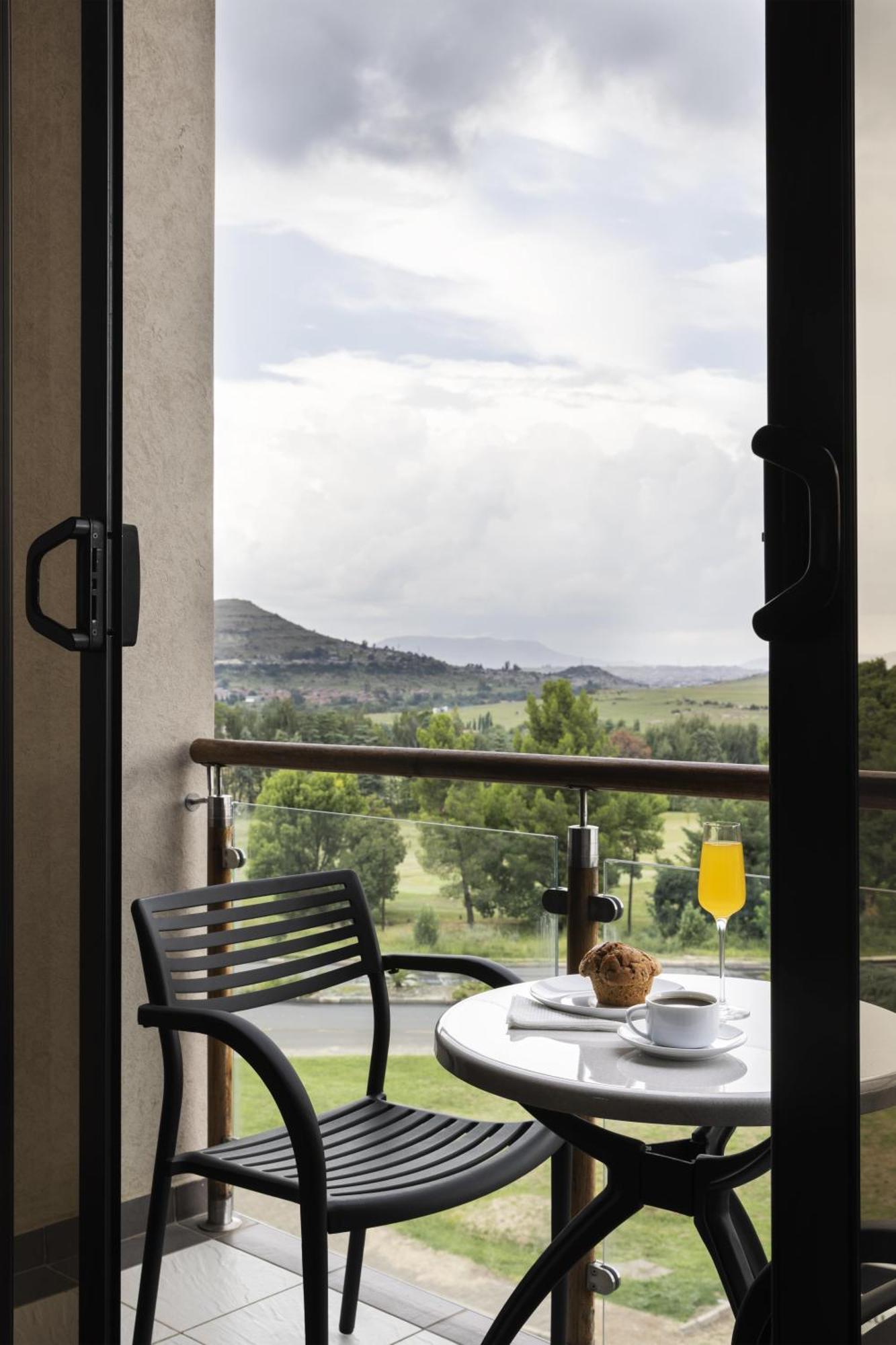 Mpilo Boutique Hotel Масеру Экстерьер фото